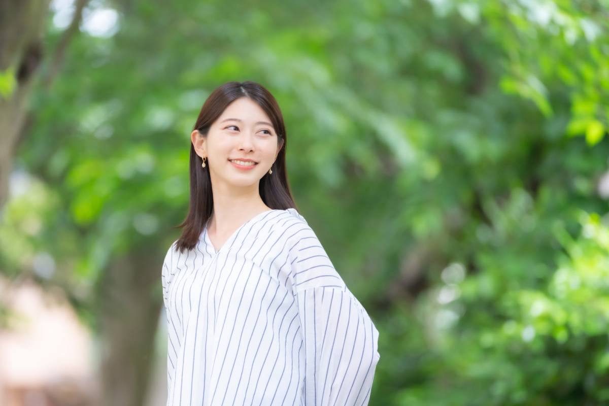 シャツを着た女性