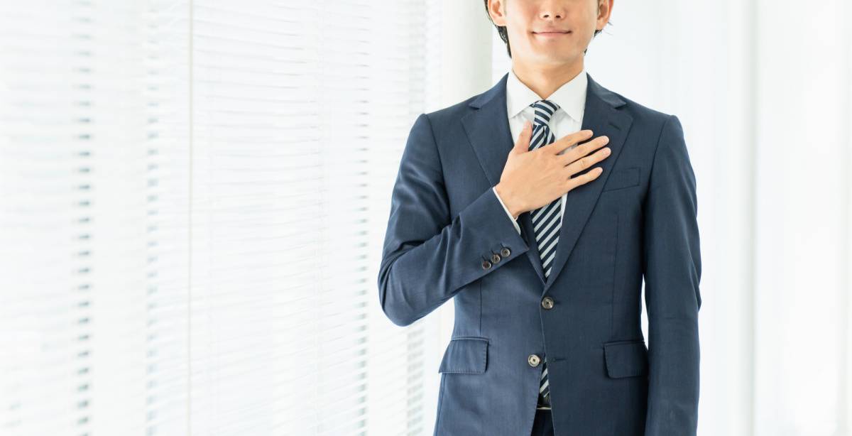 胸に手を当てる人