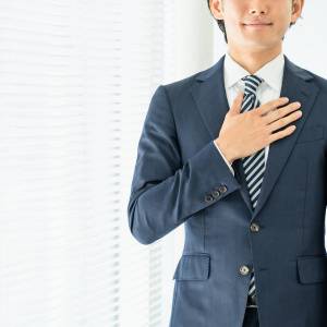  胸に手を当てる人 