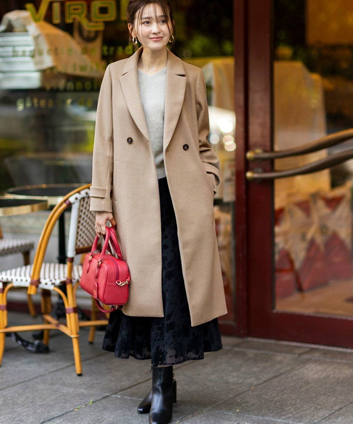 スカートコーデの女性