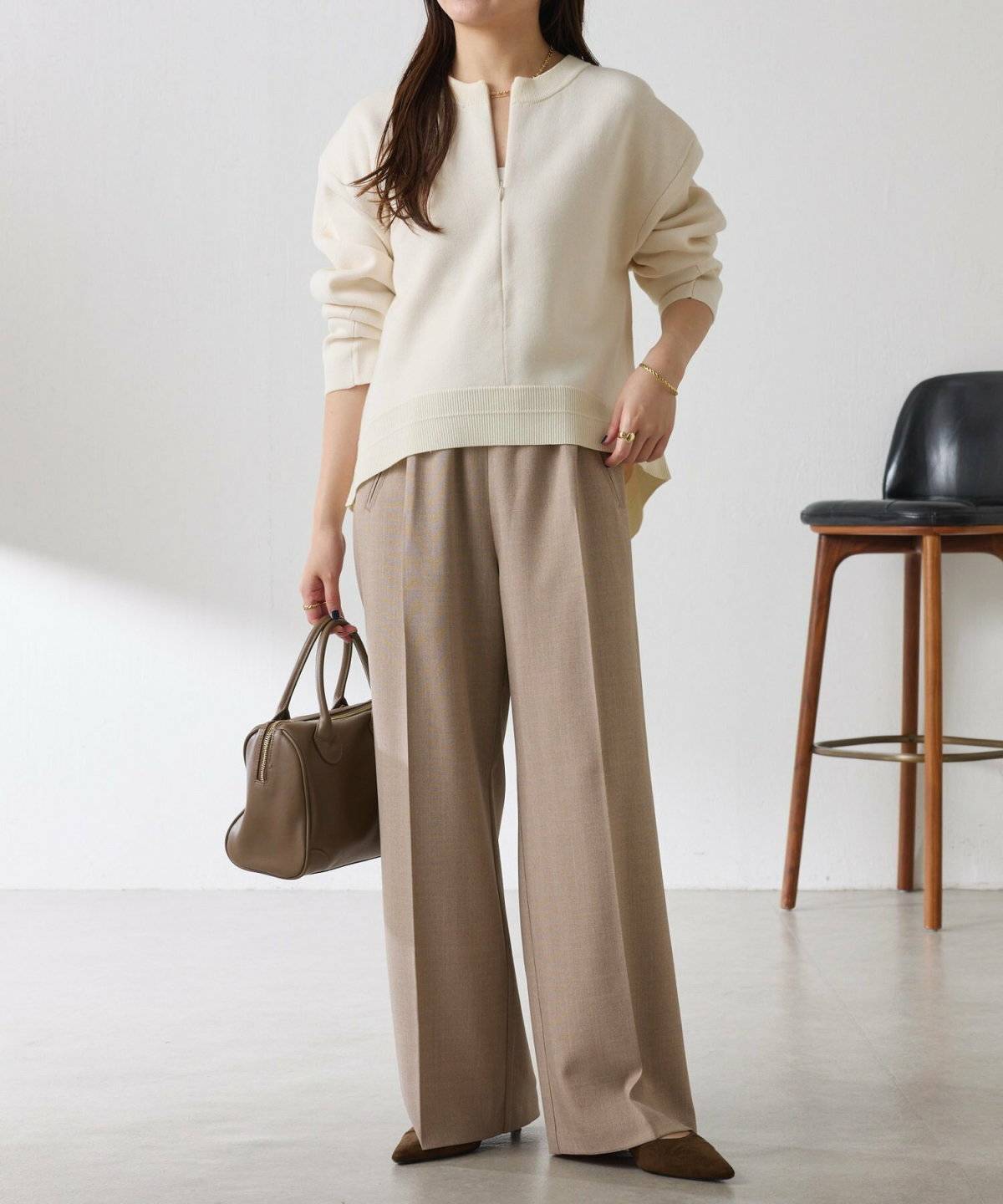 パンツコーデの女性