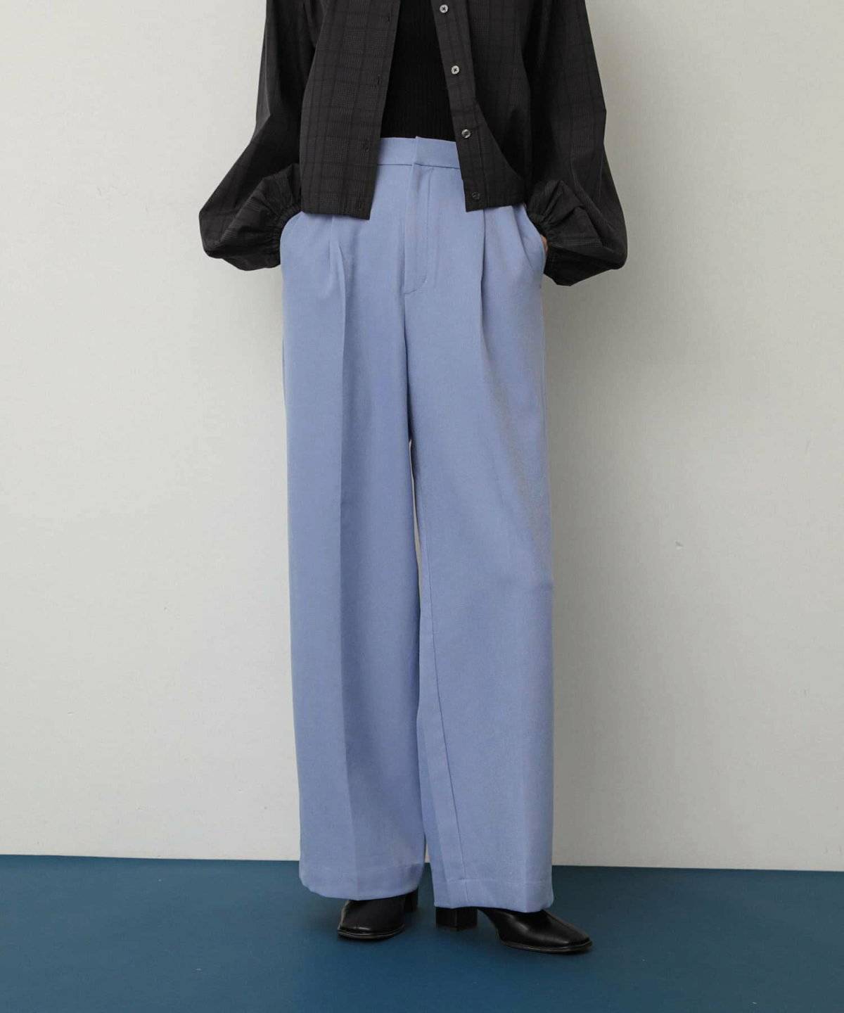 パンツコーデの女性