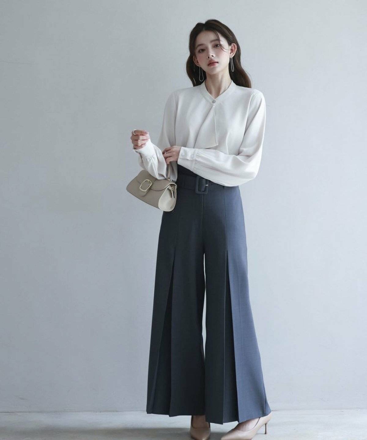 パンツコーデの女性