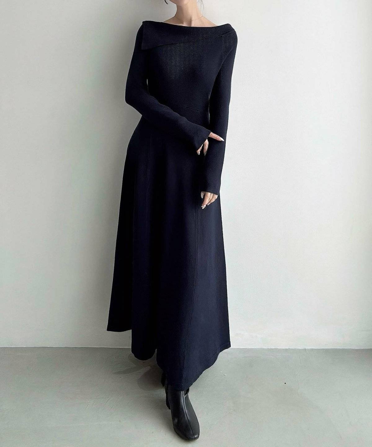 ワンピースコーデの女性