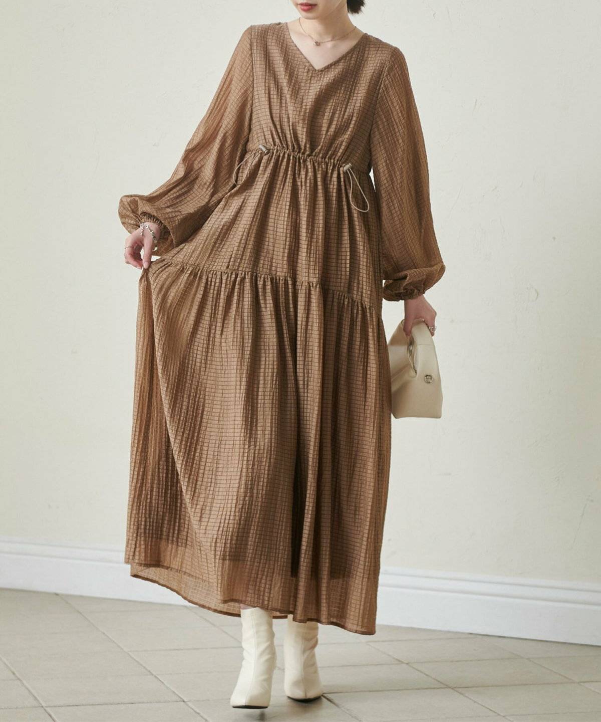 ワンピースコーデの女性