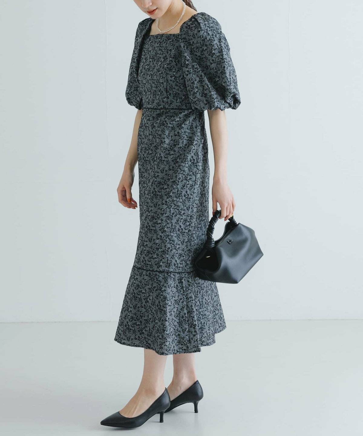 ワンピースコーデの女性