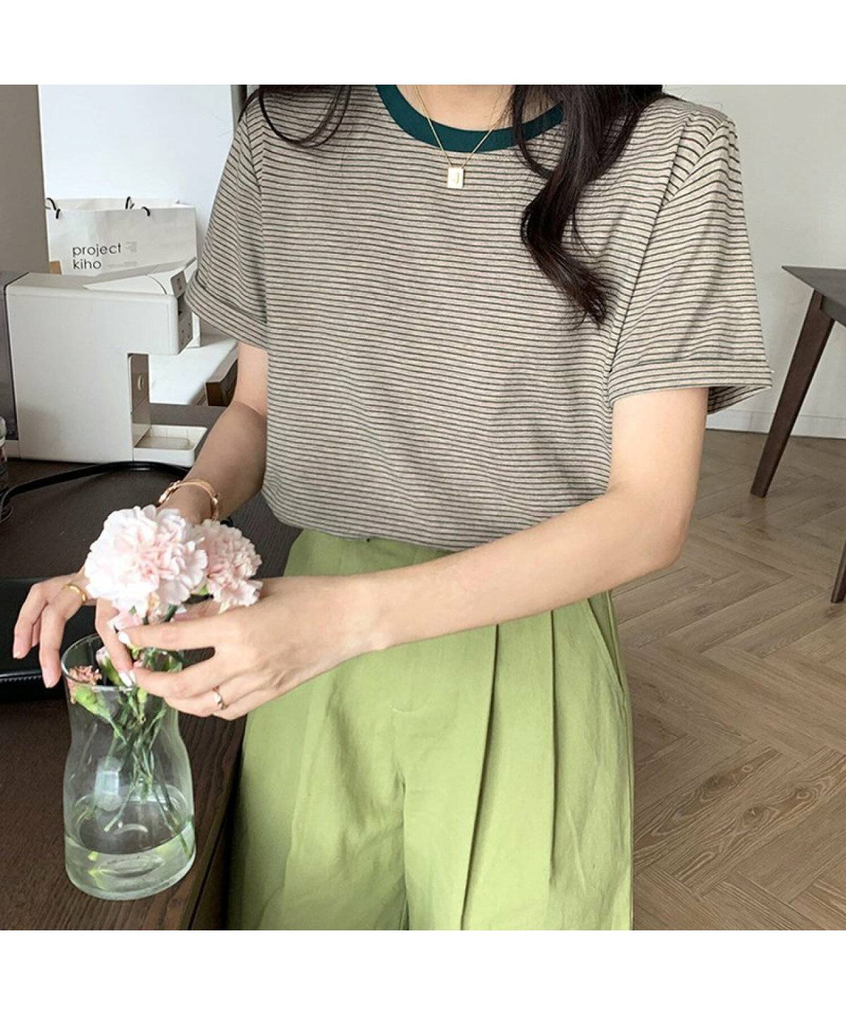 ボーダー柄トップスにパンツを合わせた女性