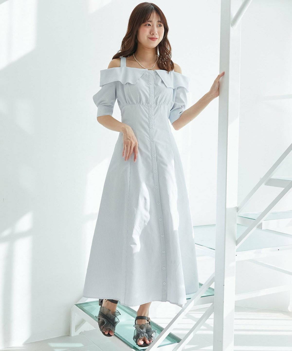 ストライプ柄のワンピースを着た女性