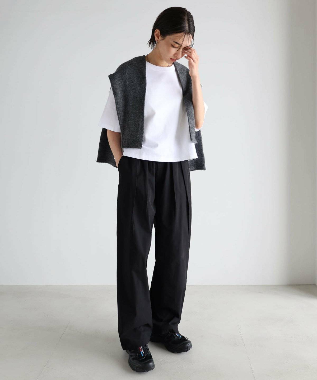 モノトーンコーデの女性