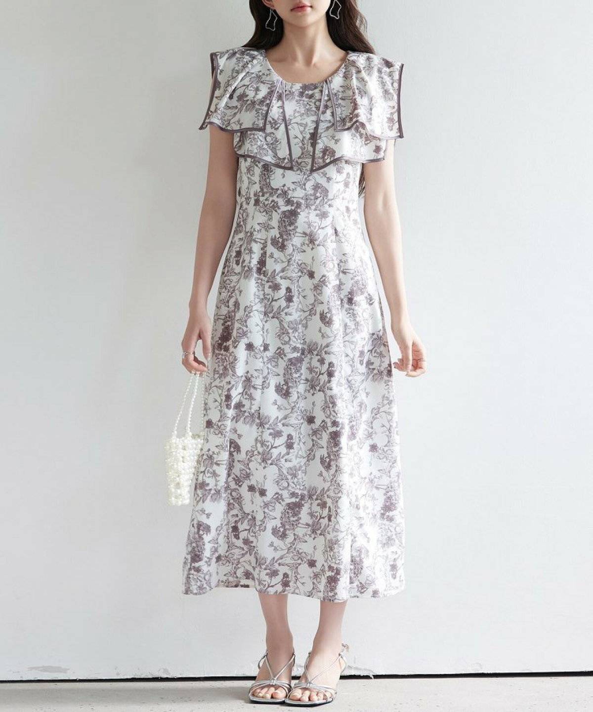 花柄ワンピースを着た女性