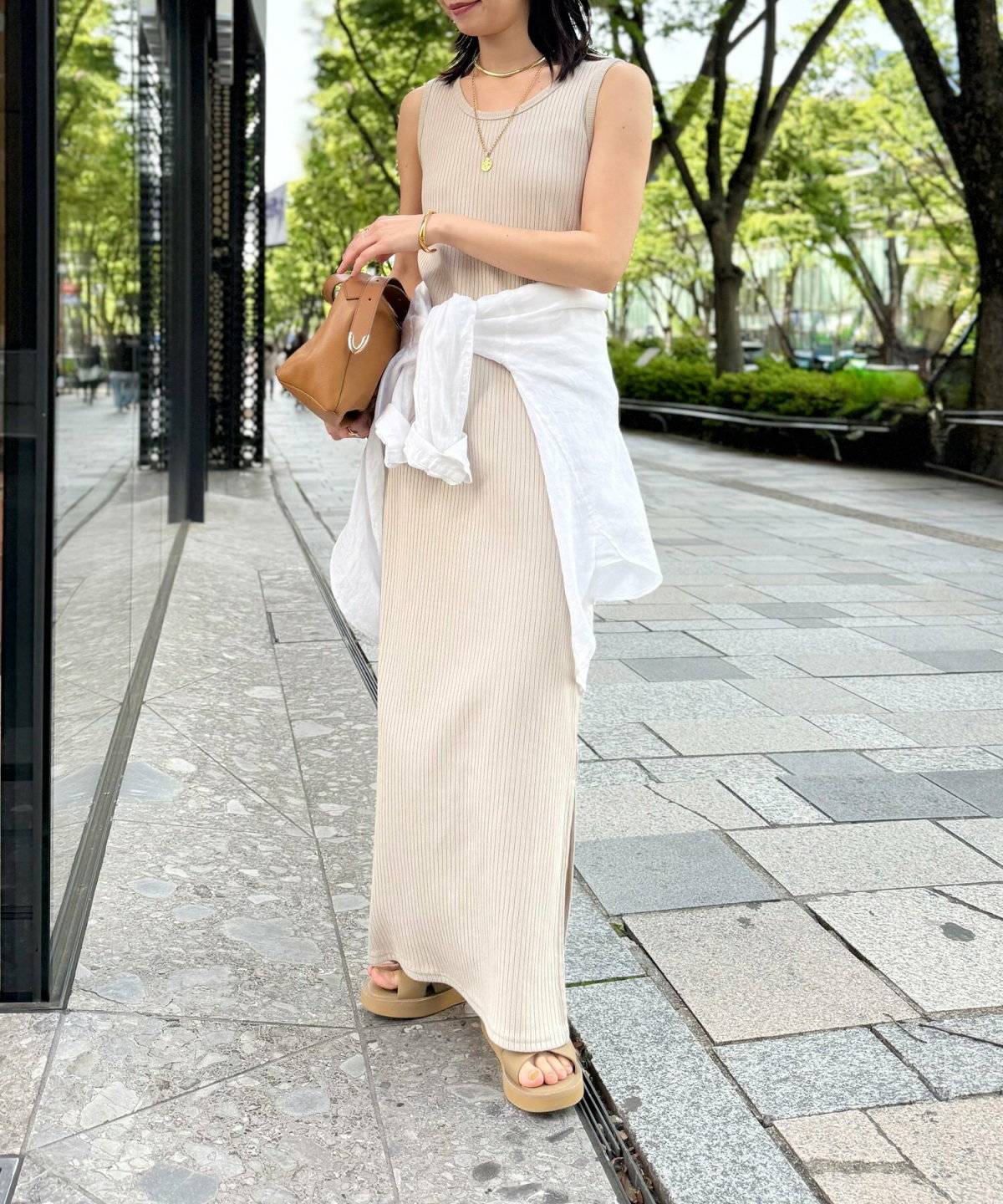 ベージュのワントーンコーデの女性