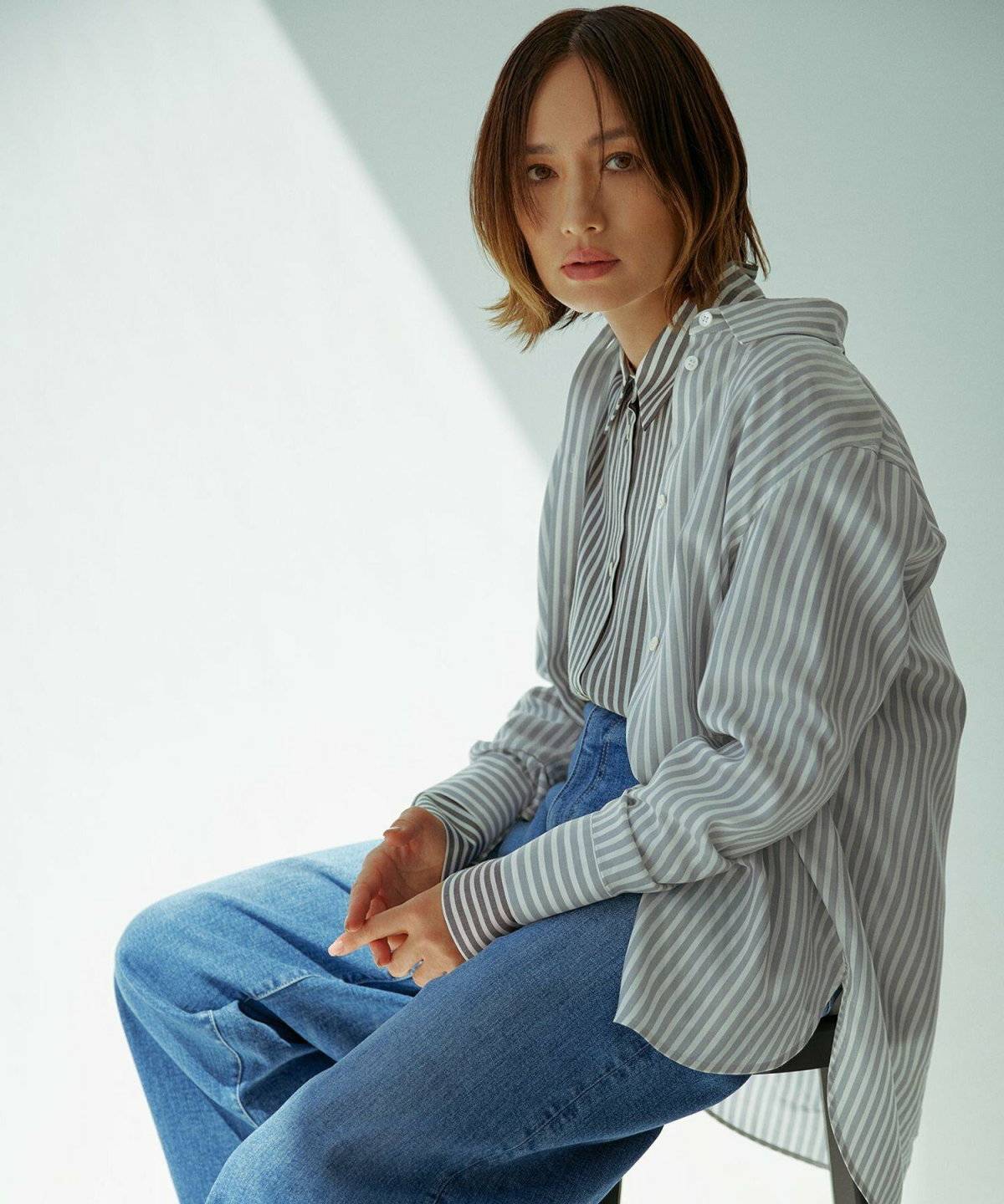 白シャツにデニムを合わせた女性