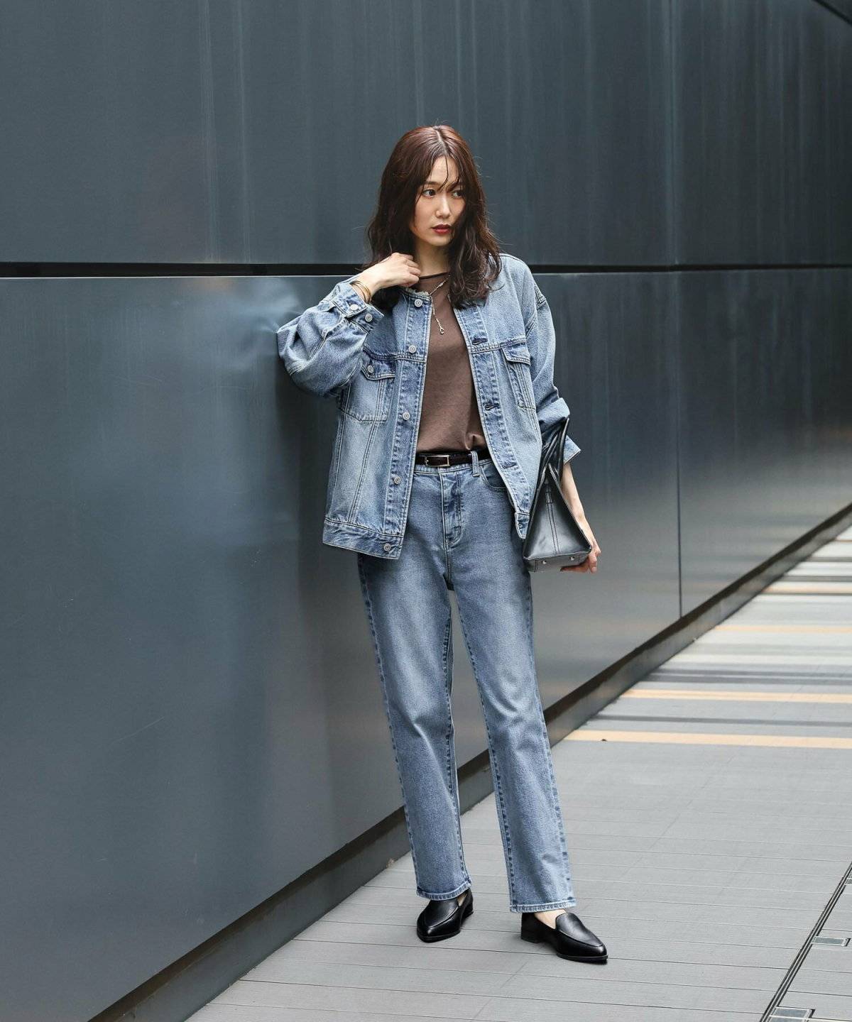 デニムのセットアップを着た女性