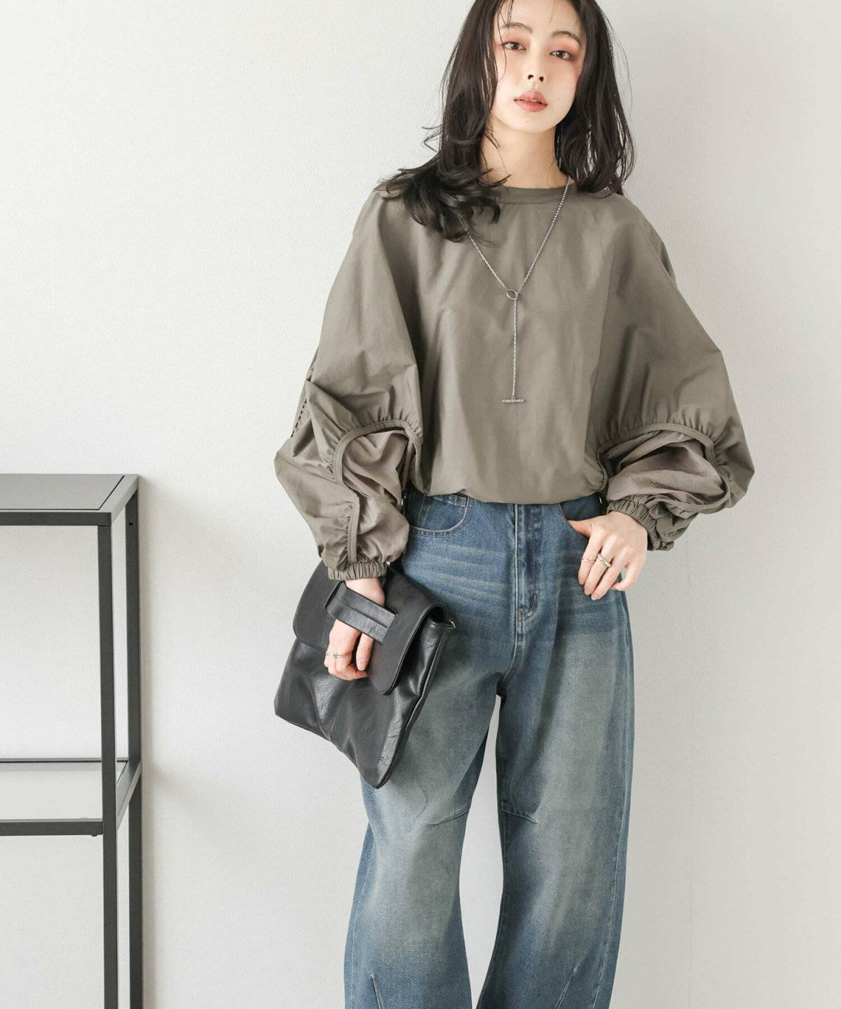 ブラウスにデニムを合わせた女性