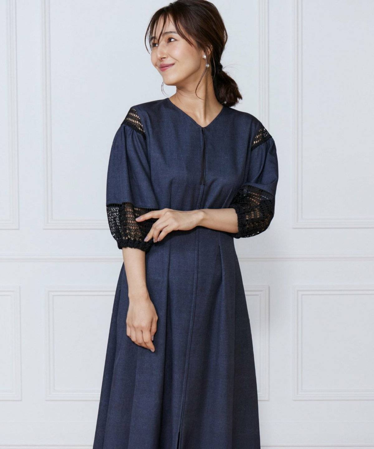 デニムワンピースを着た女性