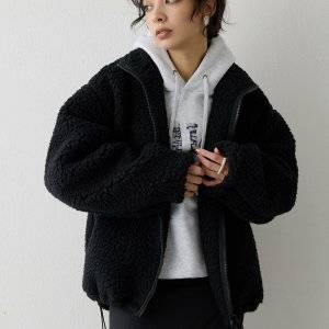 大人見えして今っぽい。黒のボアブルゾンは、どう着こなす?