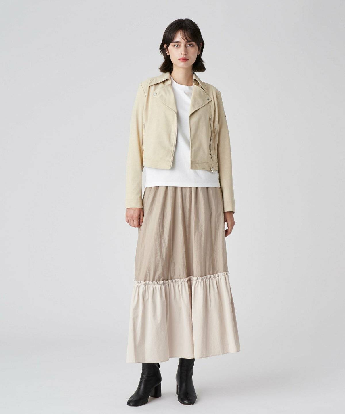 ベージュ　ライダース　コーデ