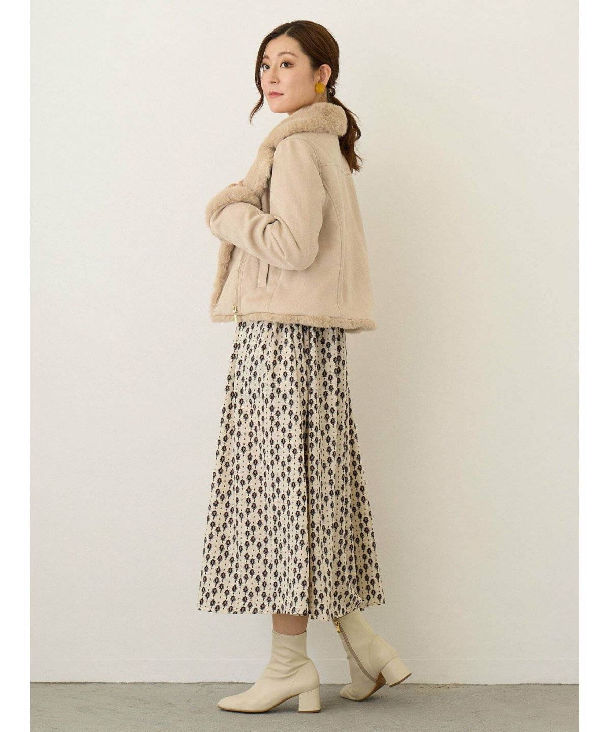 ベージュ　ライダース　コーデ