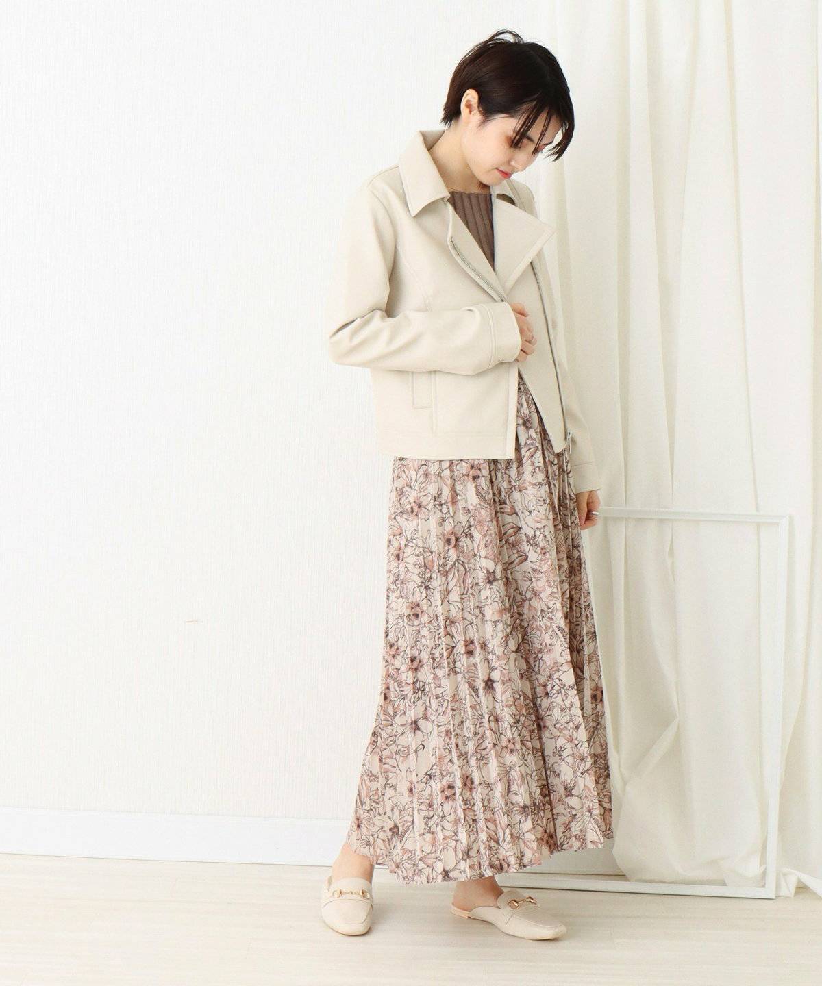 ベージュ　ライダース　コーデ