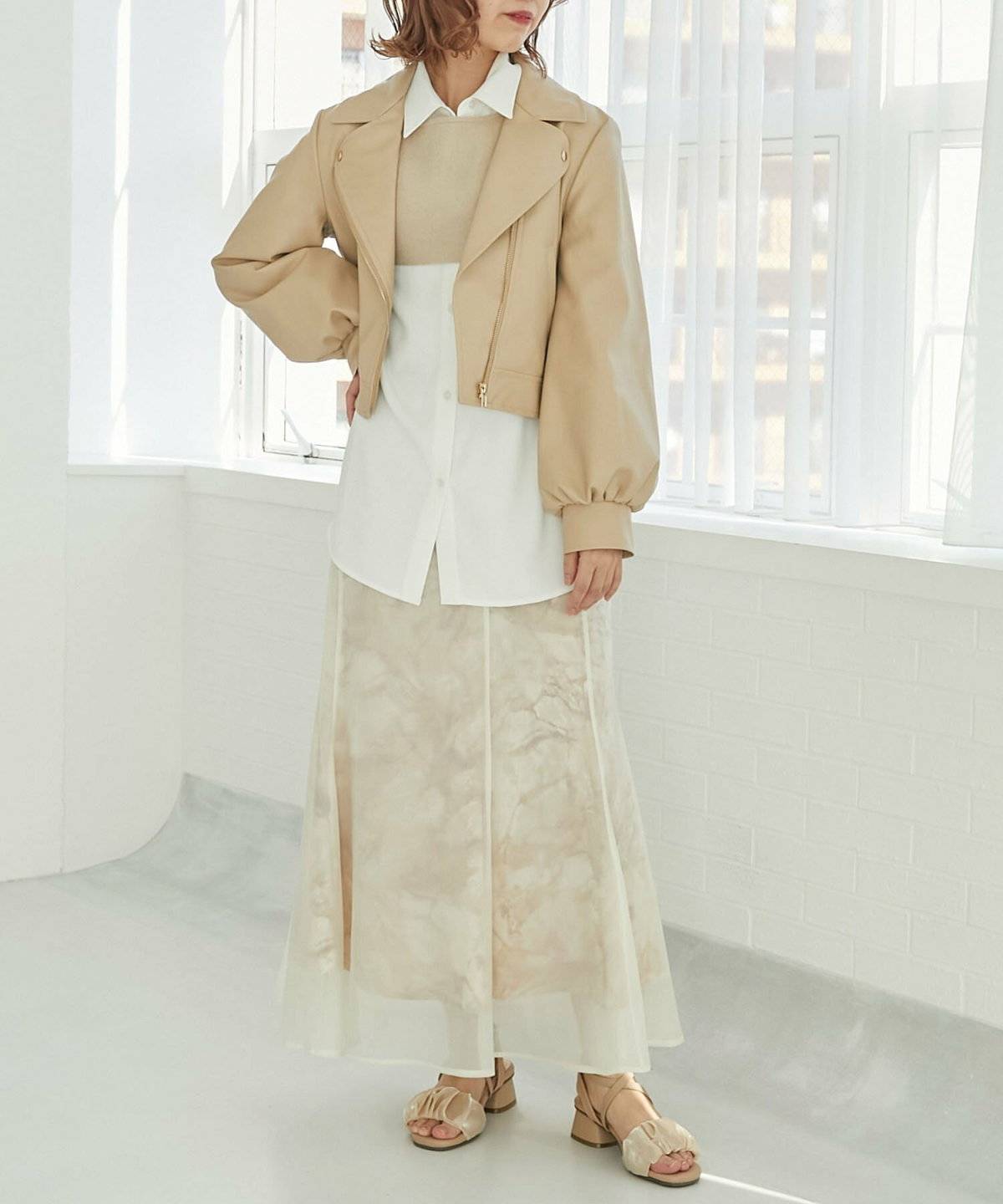 ベージュ　ライダース　コーデ