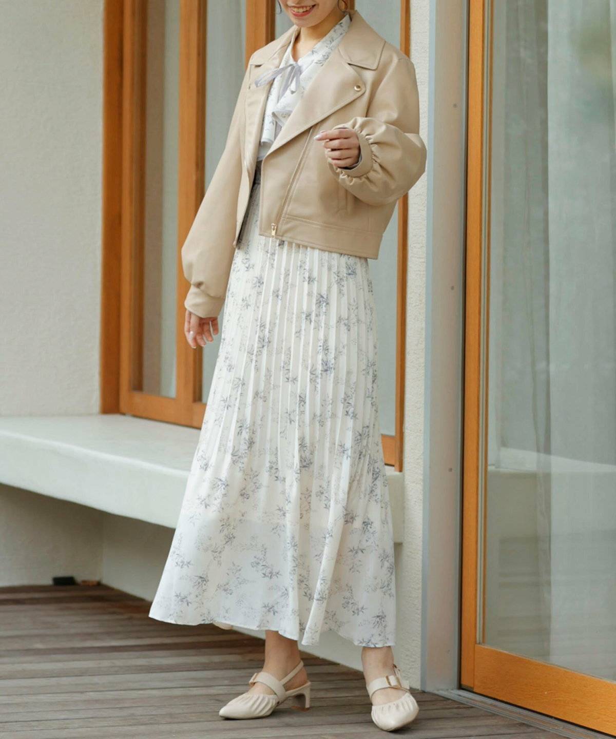 ベージュ　ライダース　コーデ