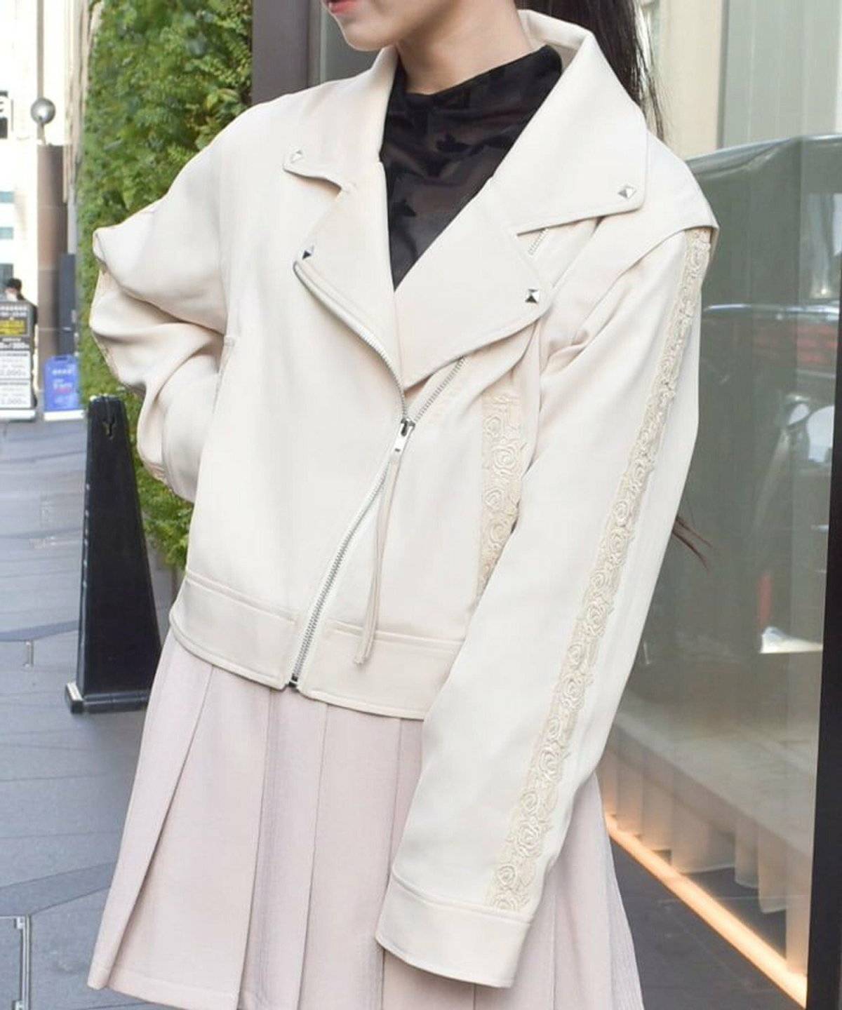 ベージュ　ライダース　コーデ