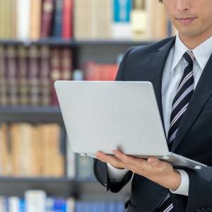  パソコン作業する人 