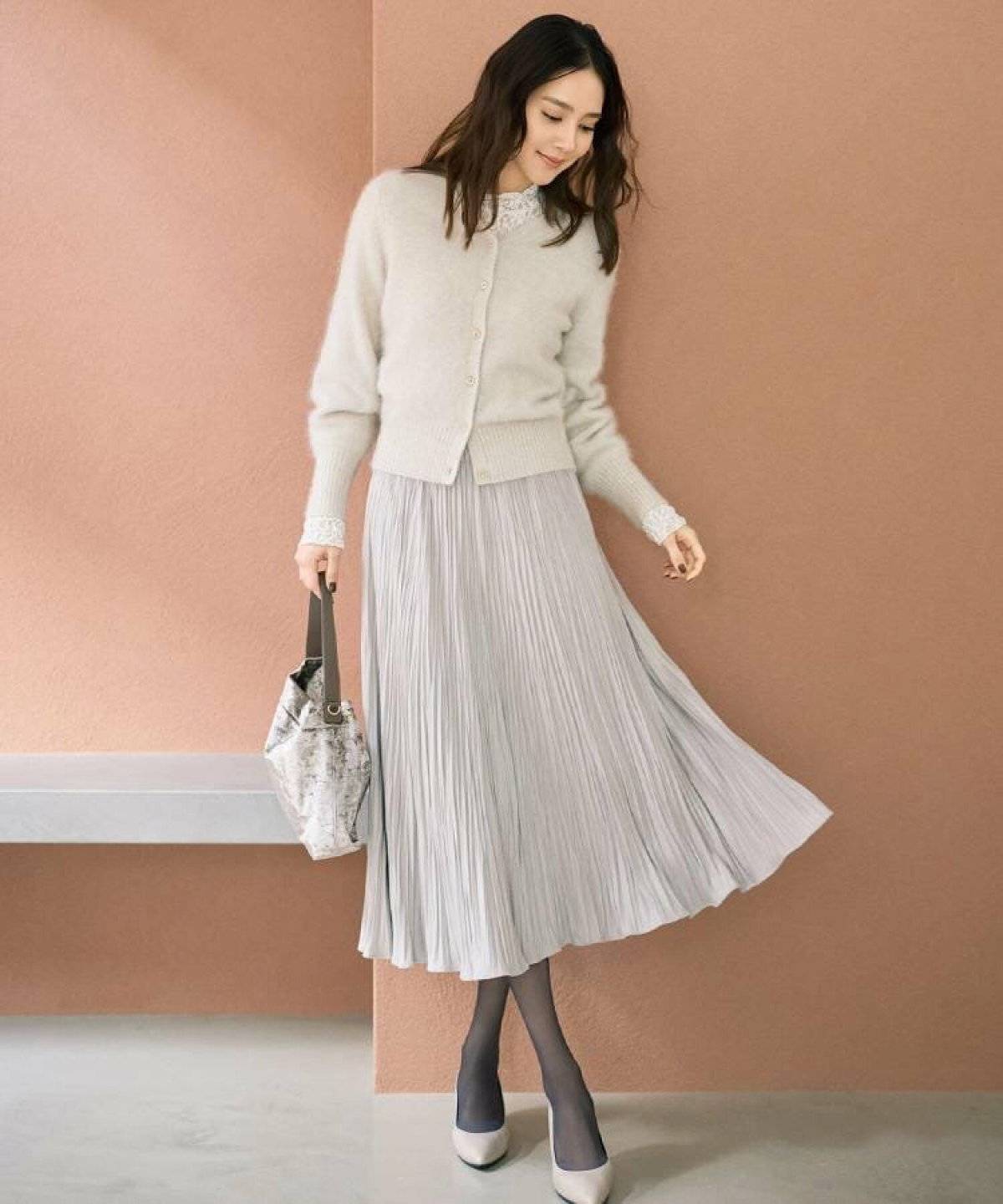 スカートコーデの女性