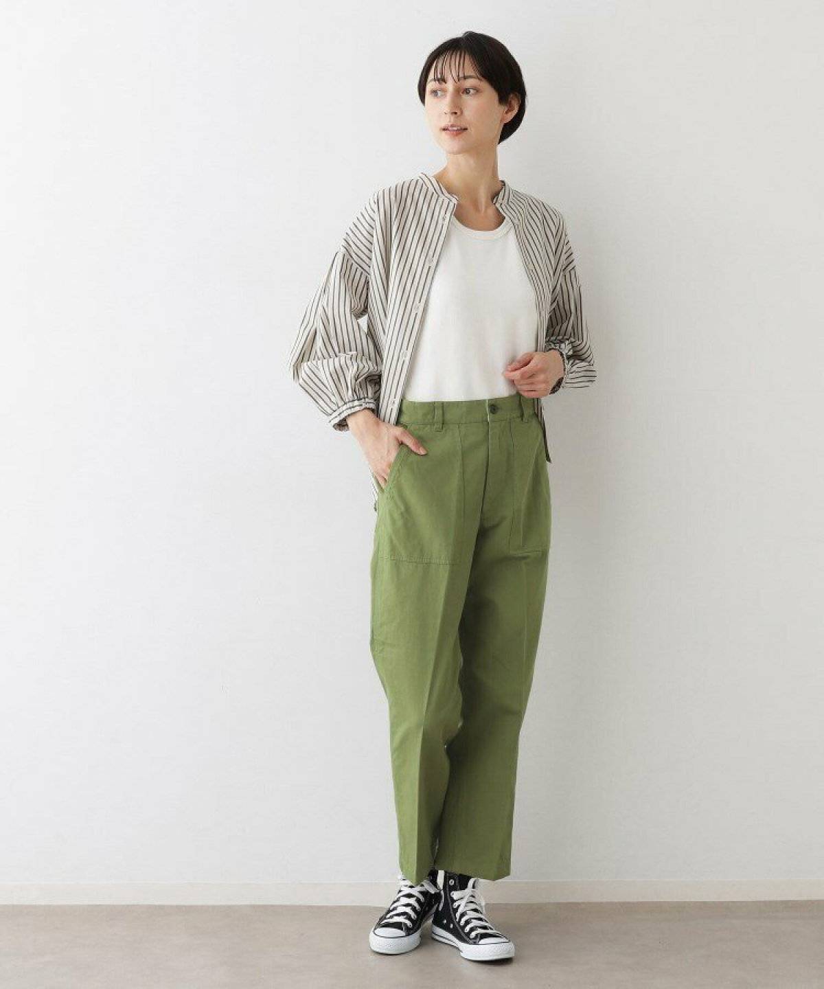 パンツコーデの女性