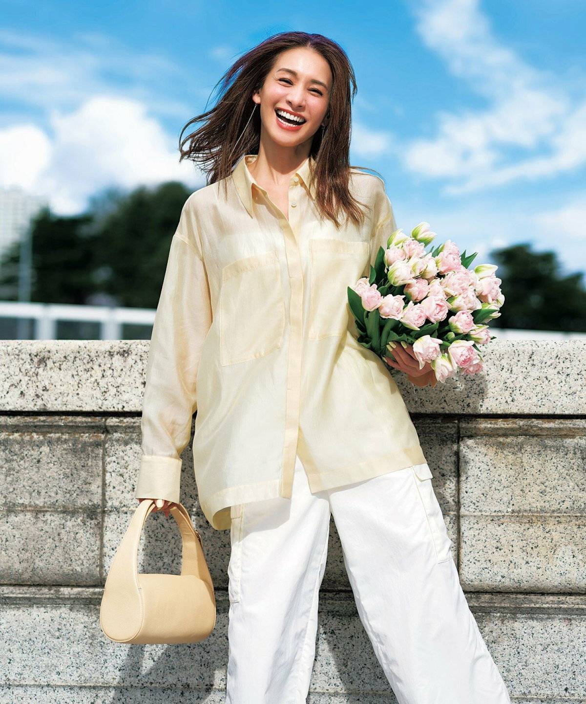 パンツコーデの女性