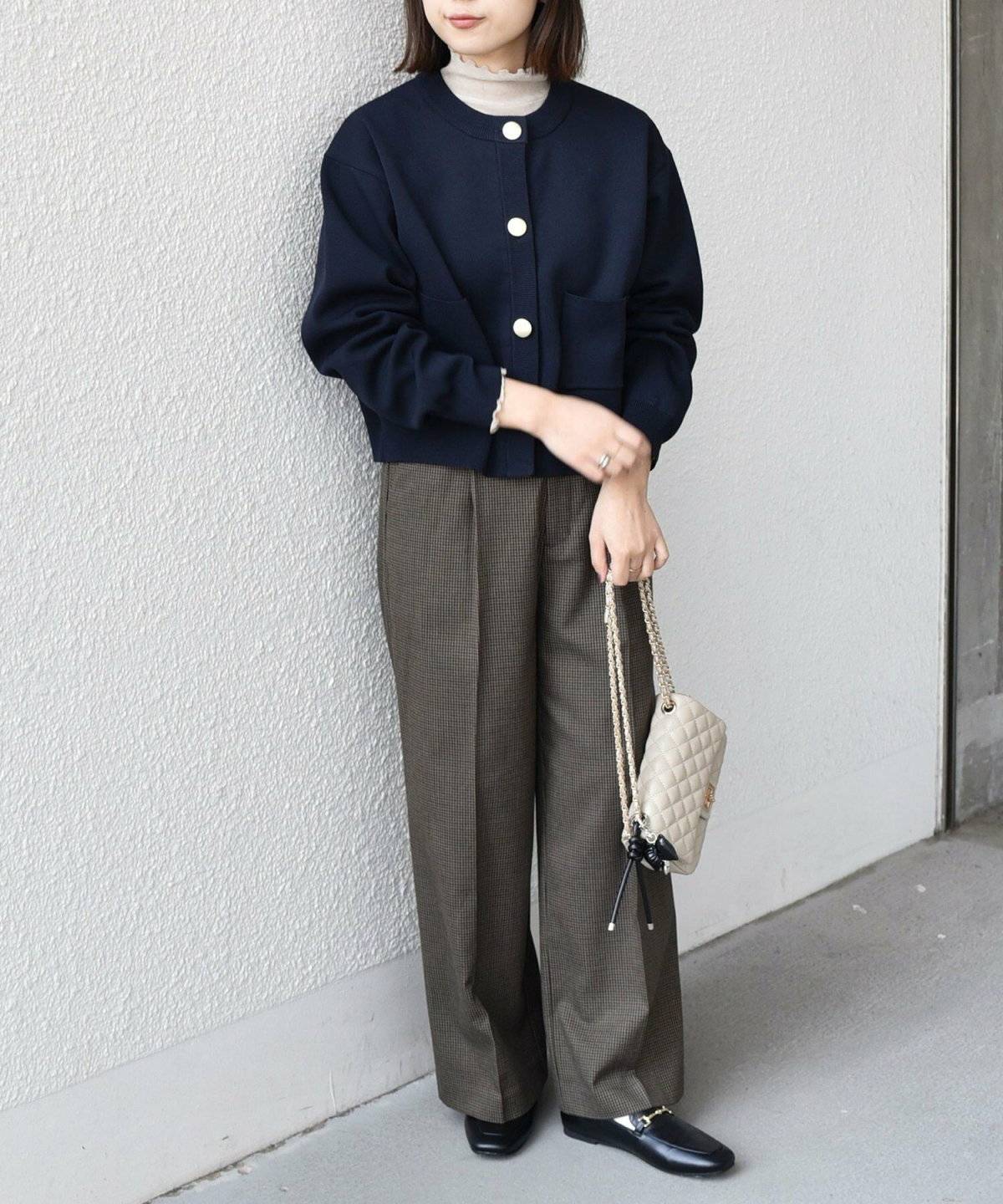パンツコーデの女性