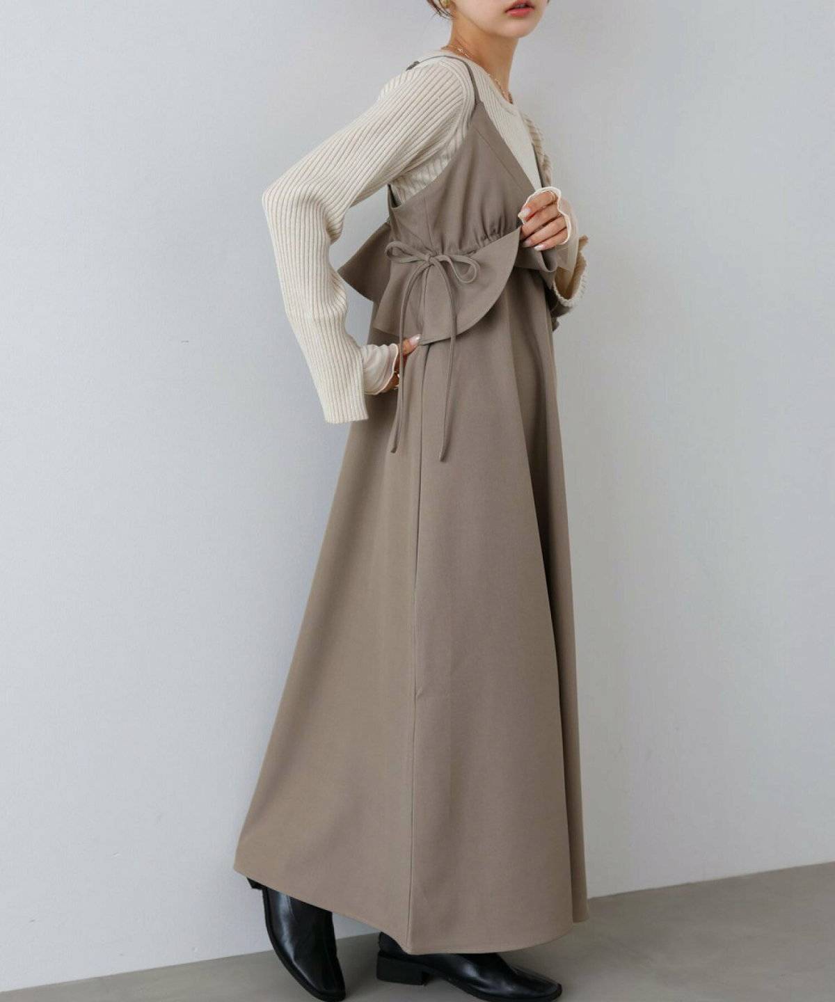 ワンピースコーデの女性