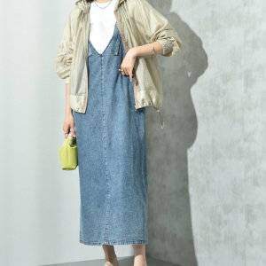  ジャンスカコーデの女性 