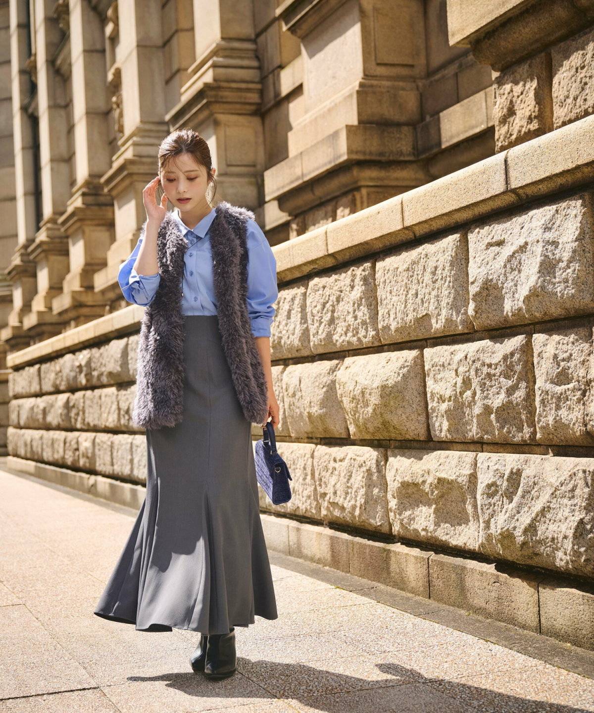 スカートコーデの女性