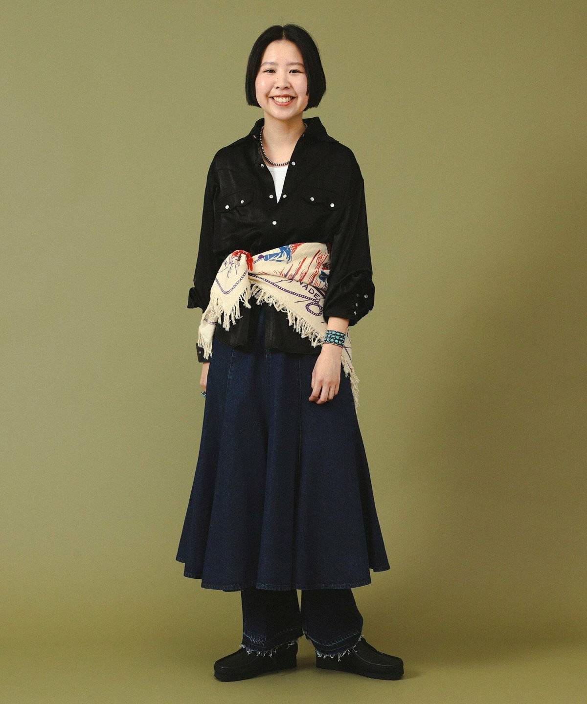 パンツコーデの女性