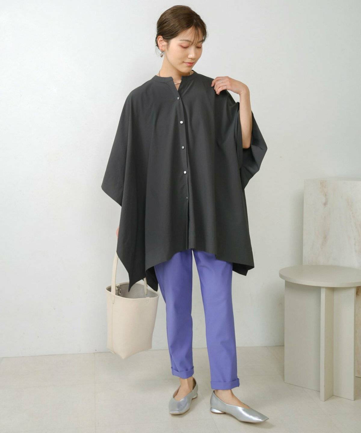 パンツコーデの女性