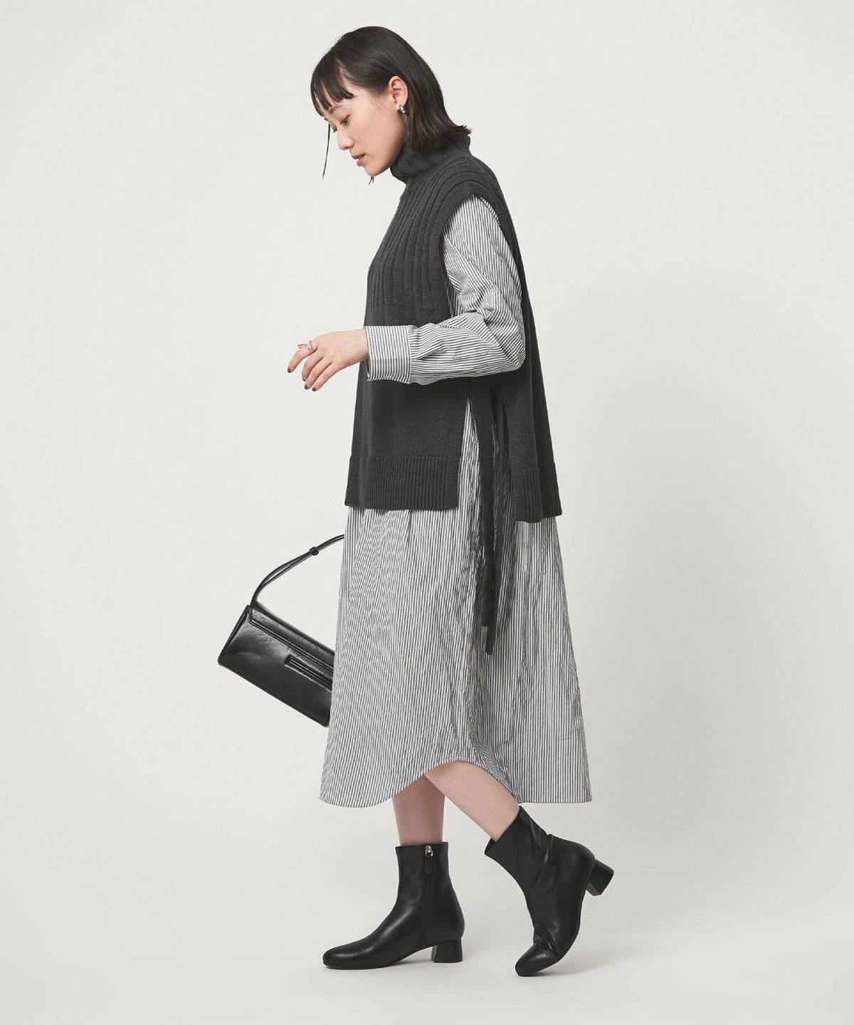 ワンピースコーデの女性