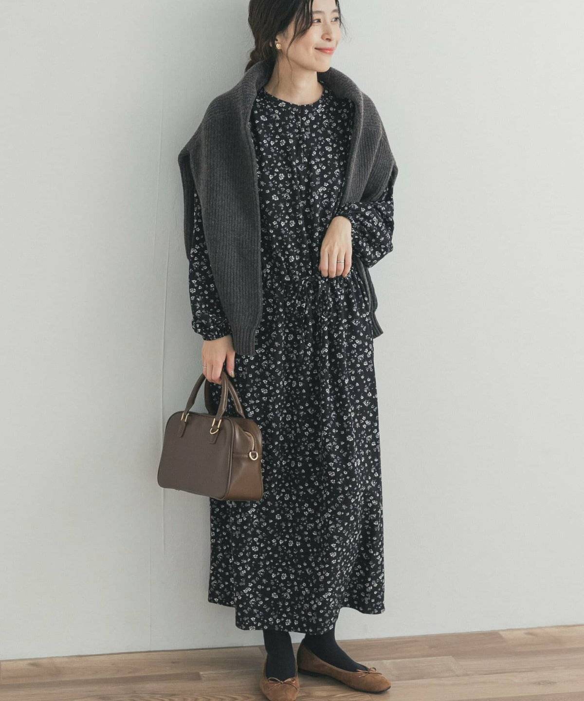 ワンピースコーデの女性