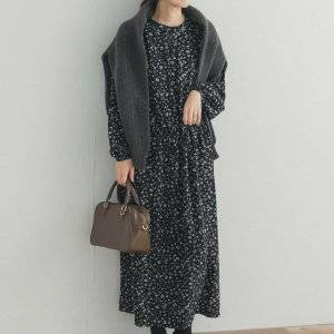  ワンピースコーデの女性 