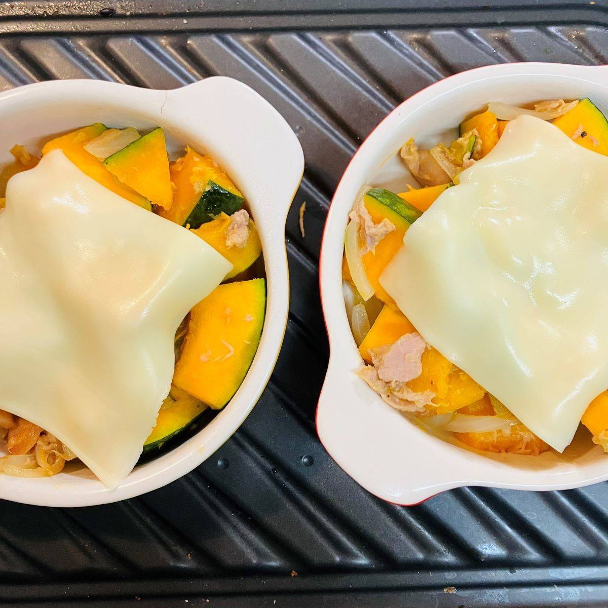 JAグループ公式の「かぼちゃとソーセージとしめじのチーズ焼き」のレシピ