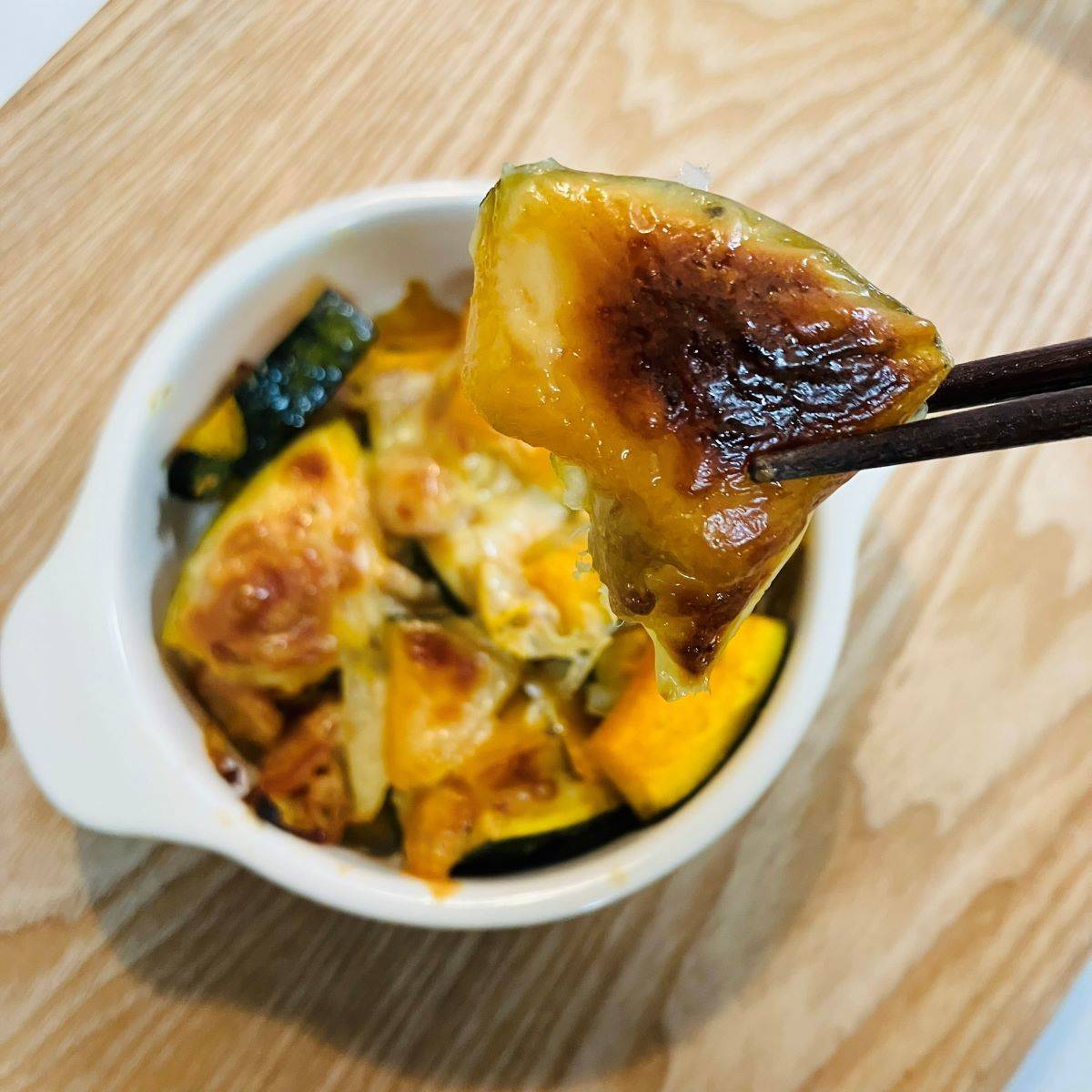 JAグループ公式の「かぼちゃとソーセージとしめじのチーズ焼き」のレシピ