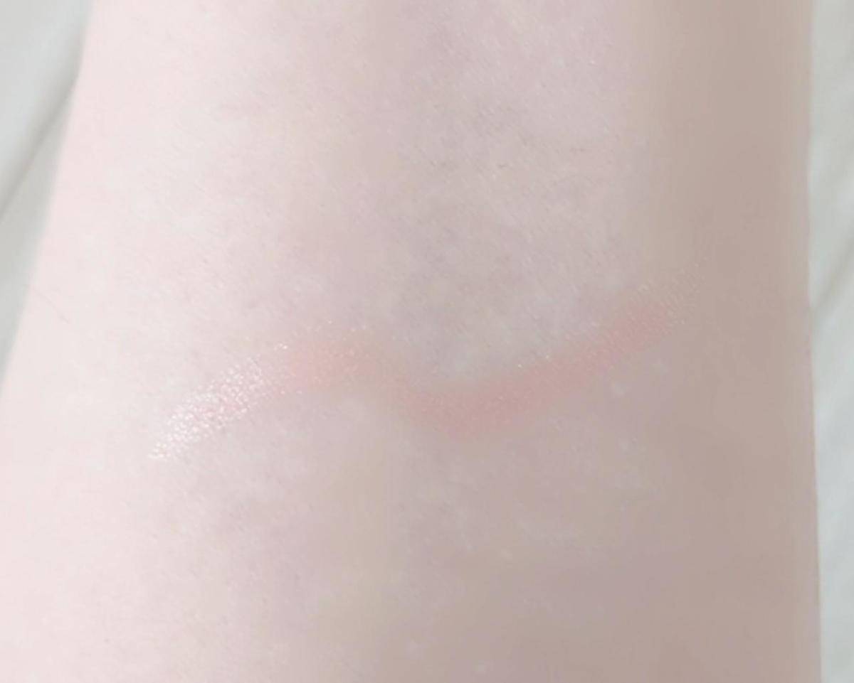 エクセルグリームオンフィットシャドウ腕にのせた画像