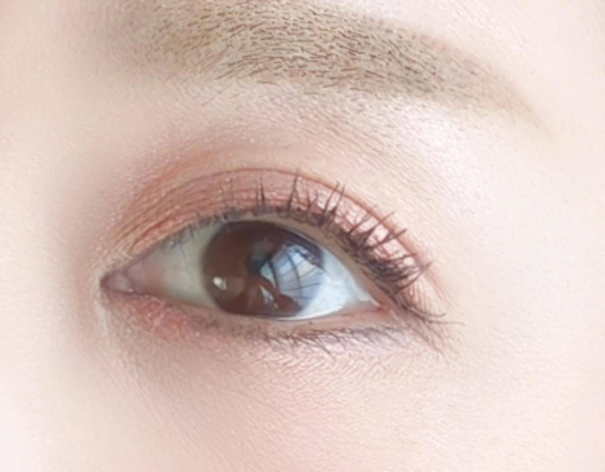 エクセルグリームオンフィットシャドウをのせた目元の画像