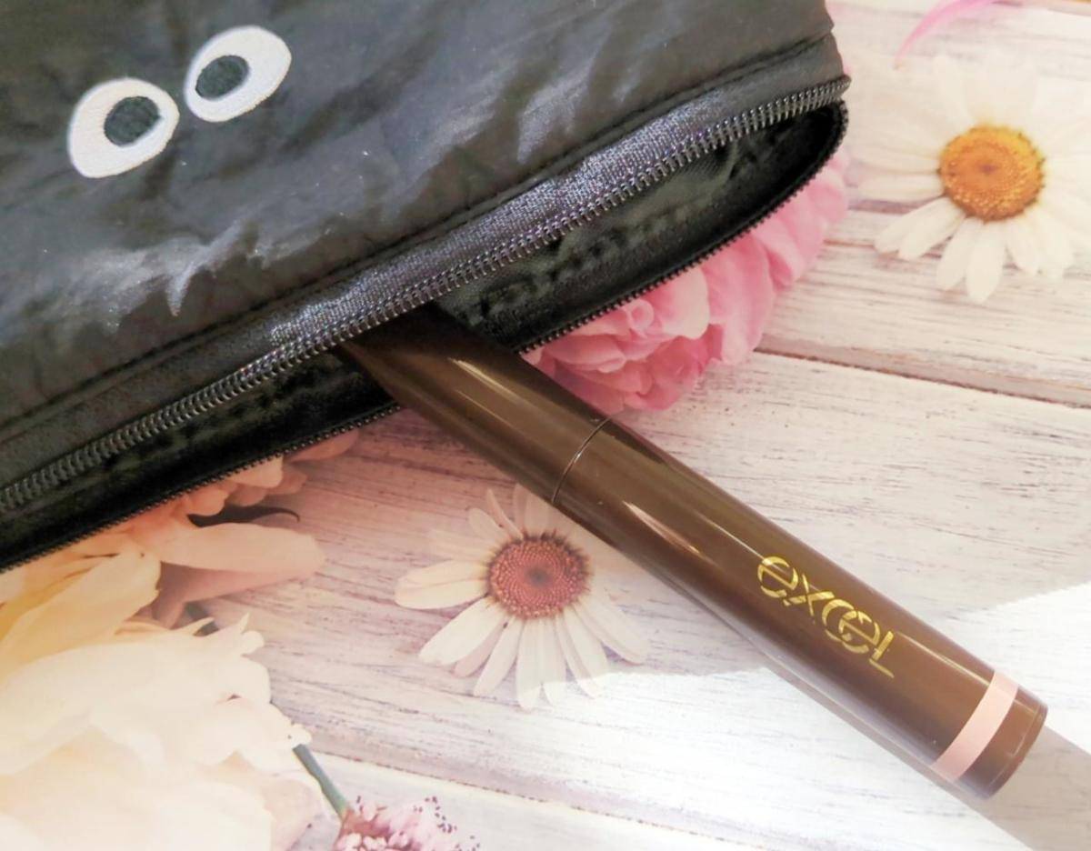 エクセルグリームオンフィットシャドウメイクポーチにイン