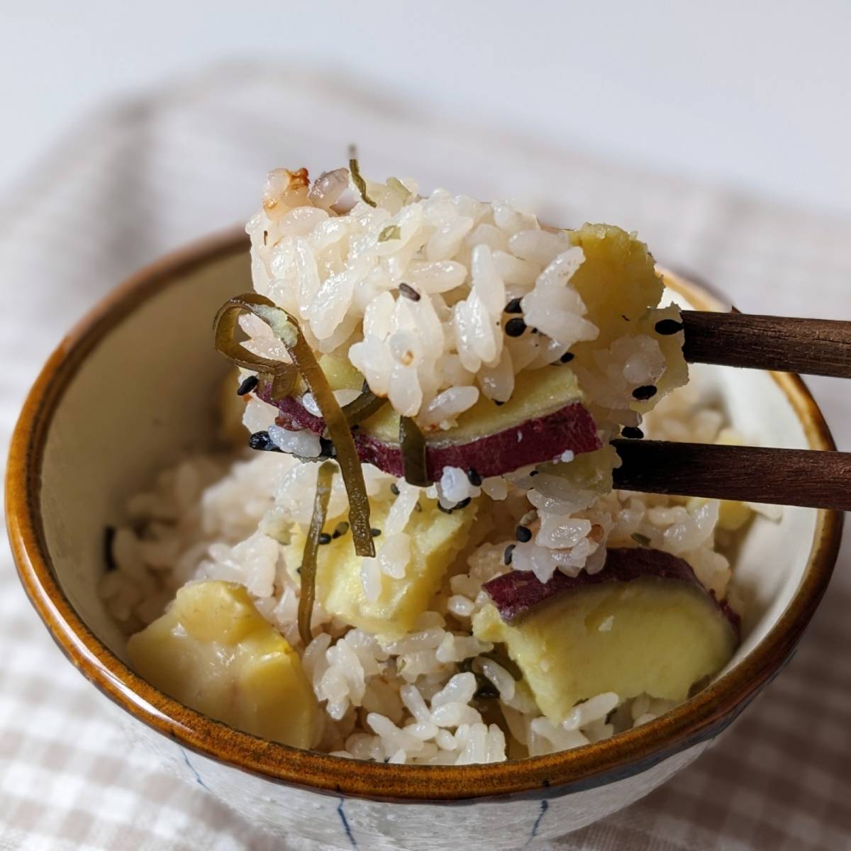 くらこん公式の「減塩塩こんぶとさつまいもの炊き込みご飯」のレシピ