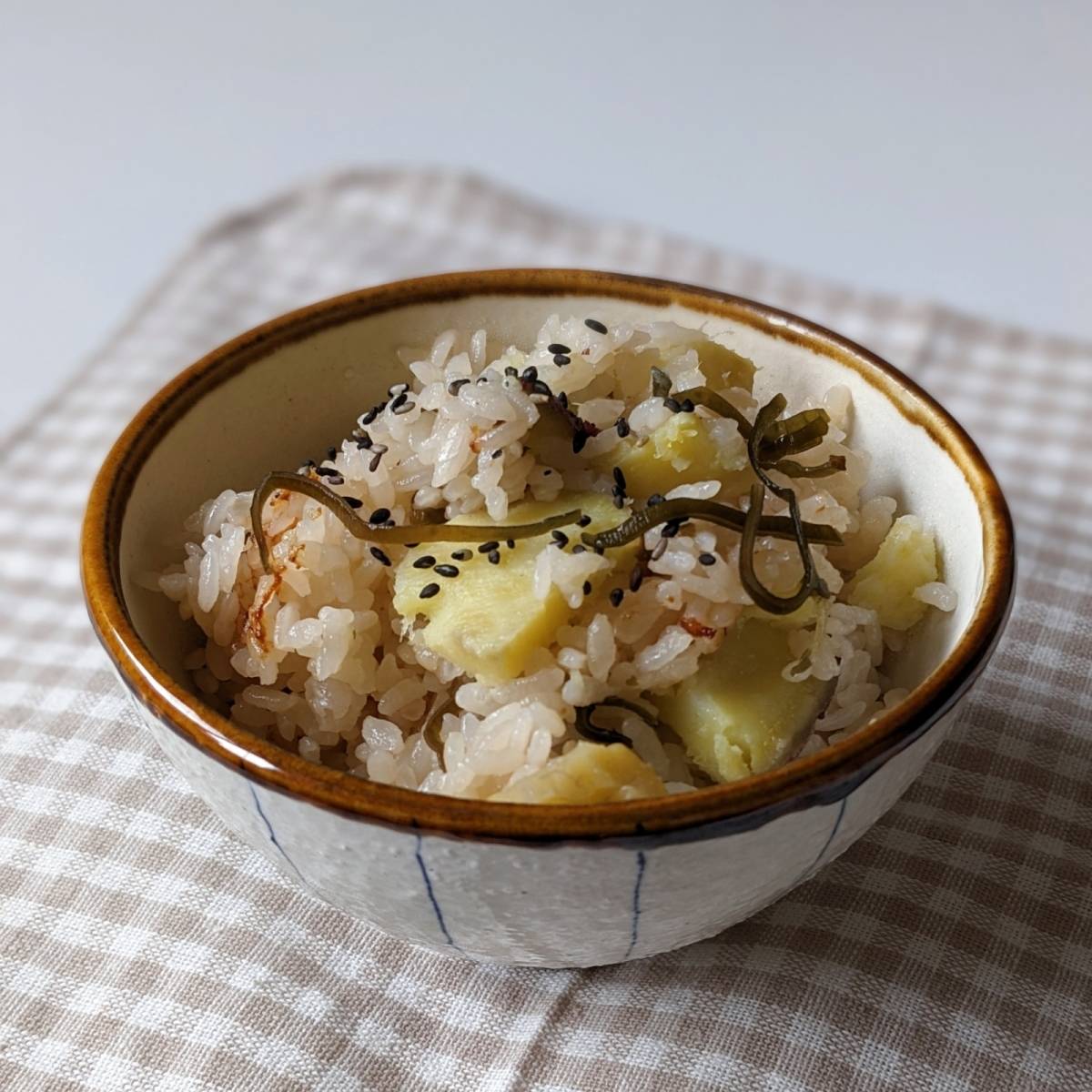 くらこん公式の「減塩塩こんぶとさつまいもの炊き込みご飯」のレシピ