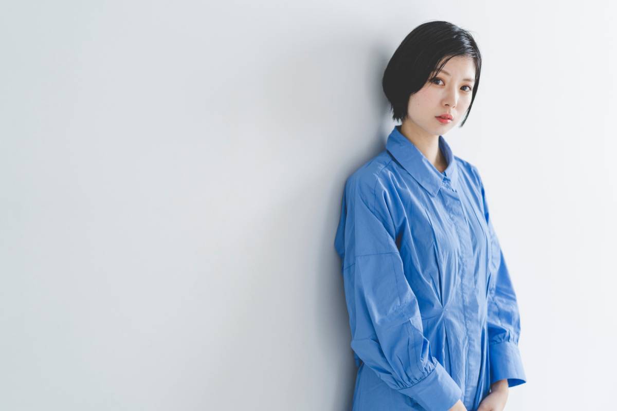 シンプルナチュラルな服装の女性