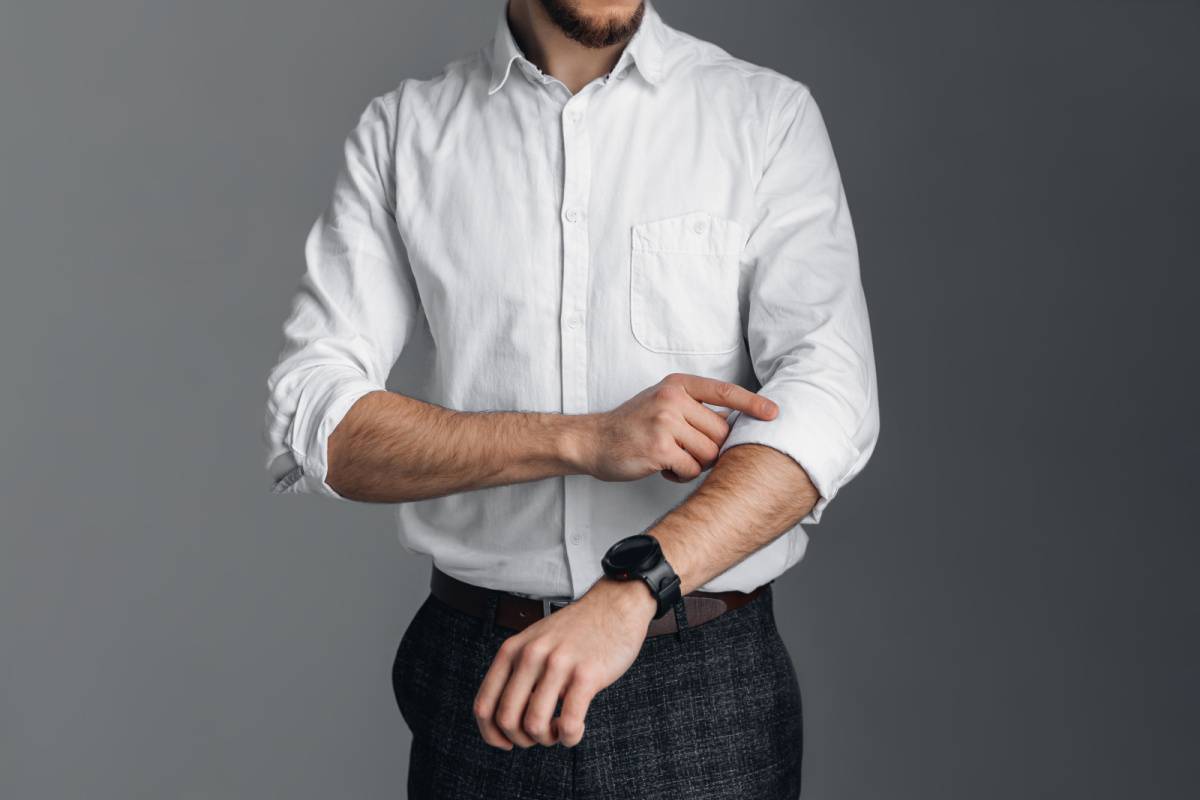 腕まくりする男性の手元