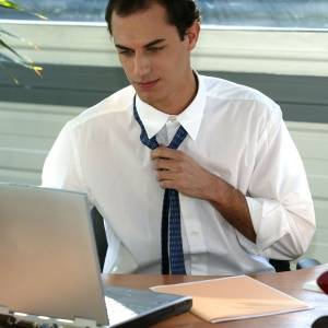  ネクタイを緩める男性 