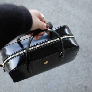 持つだけで素敵見えする。長く愛用したい「LEMEME」の洗練ブラックバッグ